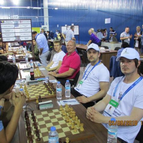 Føroyar í dysti móti Bosnia-Herzegovina í OL í Georgia. Høgrumegin Martin Poulsen, Olaf Berg, John Rødgaard og Helgi Dam Ziska (Mynd: Talvsamband Føroya)