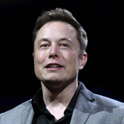 Elon Musk fer frá sum formaður í Tesla orsakað av gølu