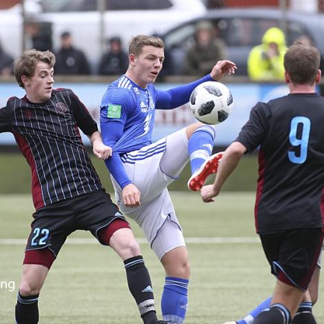 Bjarki (nr. 22) her í dysti í Klaksvík í fjør (Mynd: Jens Kr. Vang)