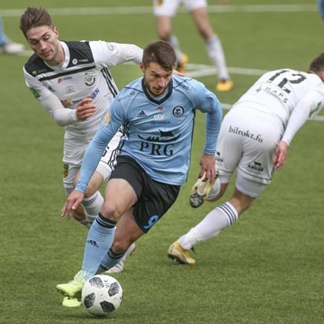 Lars Olsen hevur sent boð eftir Eli Falkvard Nielsen úr B36 (Mynd: Jens Kr. Vang)