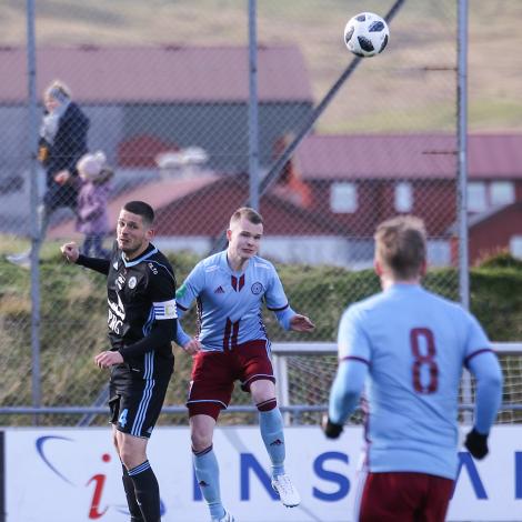 Atli Gregersen var aftur á vøllinum fyri Víking í kvøld. Jobin Drangastein skoraði fyri AB í sigrinum
(Mynd: Sverri Egholm)