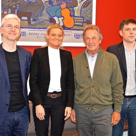 Frá vinstru: Sigurð Ó. Vang, mentamálaleiðari í Tórshavnar kommunu, Annika Olsen, borgarstjóri, Joaquin Pujol, formaður í FINA Facilities Committee, og Rókur í Jákupsstovu, forseti í Svimjisambandi Føroya