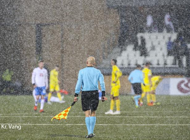 - Tað regnar umleið 270 dagar av árnum, og spælararnir venja í stormi og meðan regnið drippar niður eftir andlitið teirra. New York Times var millum annað til venjing í novemberregni í Klaksvík og á Tórsvølli (Savnsmynd: Jens Kr. Vang)