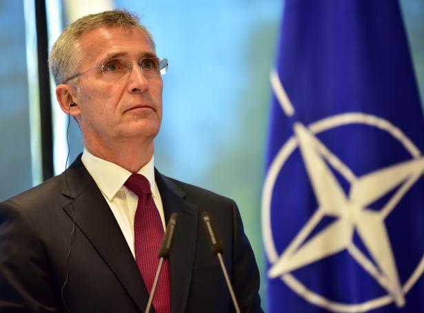 Jens Stoltenberg, aðalskrivari hjá Nato ávarar ímóti at undirmeta Russland, eftir at russiski herurin er farin úr Kherson (Savnsmynd)