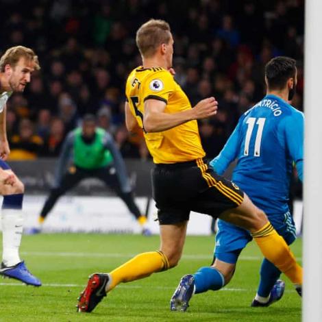 Harry Kane og Tottenham vunnu í undirhaldi dysti á Molineux í kvøld)
(Mynd: EPA)