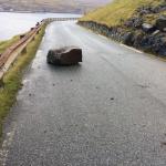 Stórur steinur á Tjørnuvíkarvegnum