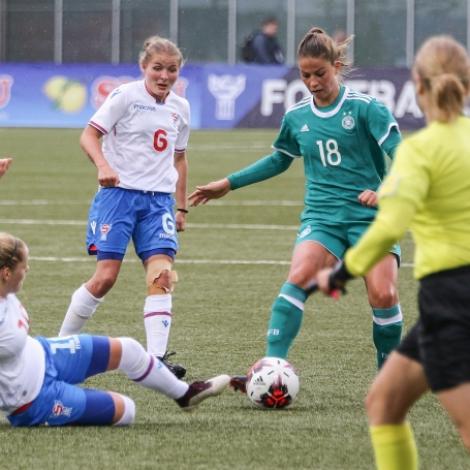 Heidi Sevdal og føroyska kvinnulandsliðið í dysti móti Týsklandi (Savnsmynd: Sverri Egholm)