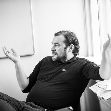Tróndur Vatnhamar er vertur í vælumtóktu sendingini, Fótbóltsprát. Hann setti í sendingini 1. september stór spurnartekin við avgerðina hjá Fótbóltssambandinum um at seta danan Jonas Nielsen í starv sum tekniskur stjóri - umframt hetta vóru aðrar atfinngar (Savnsmynd: Finnur Justinussen)