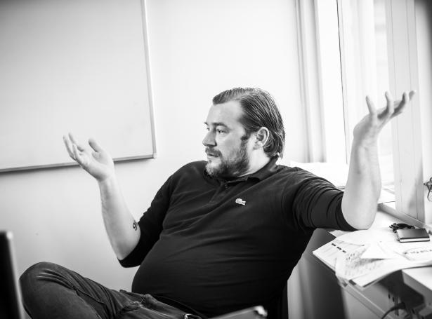 Tróndur Vatnhamar er vertur í vælumtóktu sendingini, Fótbóltsprát. Hann setti í sendingini 1. september stór spurnartekin við avgerðina hjá Fótbóltssambandinum um at seta danan Jonas Nielsen í starv sum tekniskur stjóri - umframt hetta vóru aðrar atfinngar (Savnsmynd: Finnur Justinussen)