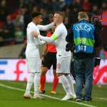 Wayne Rooney kemur inn til sín seinasta landsdyst fyri fyrrverandi liðfelagin í Manchester United og málskjúttan til 1-0, Jesse Lingard
(Mynd: EPA)
