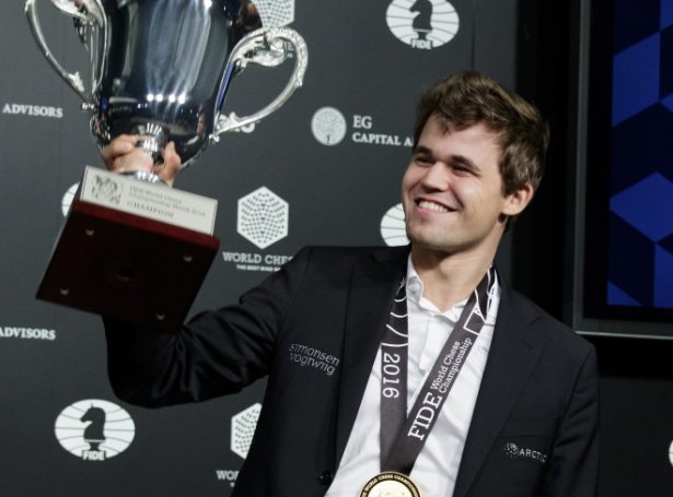 Magnus Carlsen hevur nú vart heimsmeistaraheitið á triðja sinni. Myndin er frá HM-kappingini í 2016 (Savnsmynd: EPA)