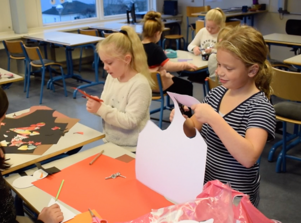 Video: Børn pynta til jóla