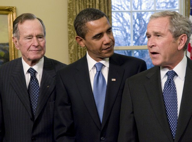 George H.W. Bush uttast til vinstru. Her saman við soninum og Barack Obama
(Mynd: EPA)
