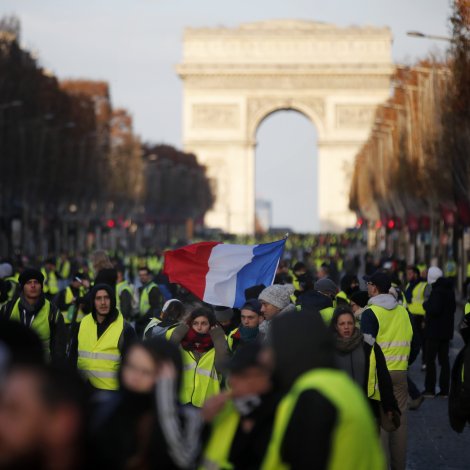 278 handtikin í París í morgun - 8000 løgreglufólk til reiðar