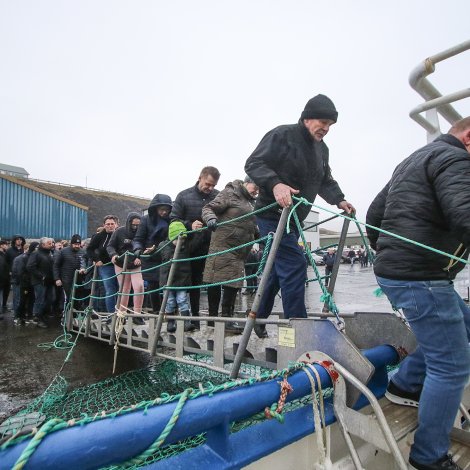 Lang bíðirøð at sleppa at síggja nýggja skipið í bygdini