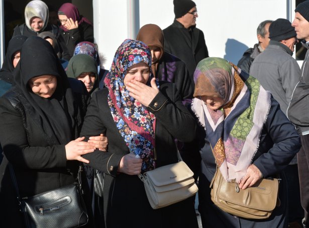 Syrgjandi kvinnur í Ankara í dag (Mynd: EPA)