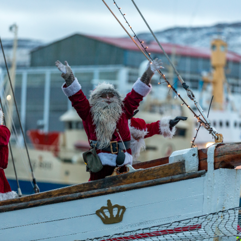 Jólaskipið kemur inn á Vágsbotn í morgin