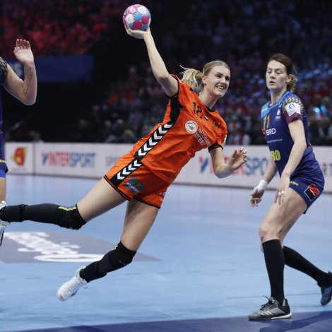 Kelly Dulfer hjá Holland varð vald til besta verjuleikara í kappingini. Her skorar hon í bronsudystinum, ið Holland vann á Rumenia fyri løtu síðani
(Mynd: EPA)