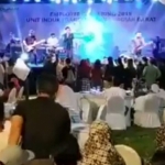 Video: Flóðalda avbreyt konsert í Indonesia