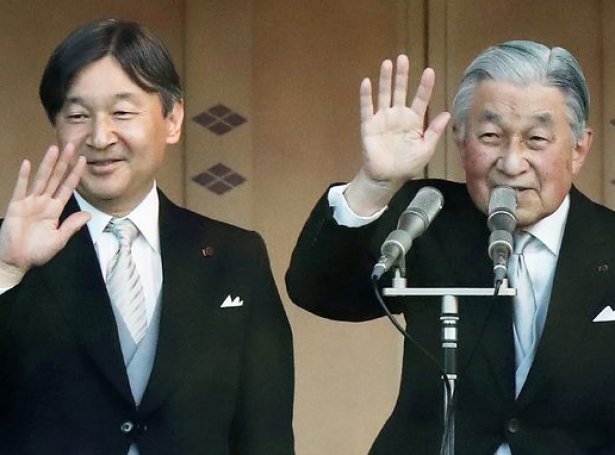 Naruhito krúnprinsur (t.v.) og Akihito keisari (t.h.)
