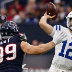 Andrew Luck og Colts eru aftur í Playoffs og skulu royna at vinna á J.J. Watt og Texans í Houston í kvøld
(Mynd: EPA)