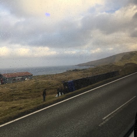 Ein hvirla tók bussin av vegnum