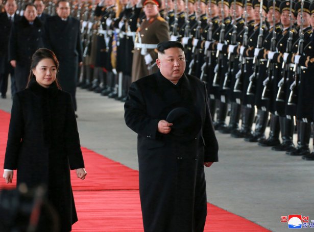 Kim Jong-un og frú Ri Sol-ju við fráferðina í gjár á jarnbreytastøðini í Pyongyang (Mynd: EPA)
