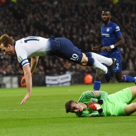 Harry Kane og Tottenham vunnu í gjár á Chelsea á Wembley. Tottenham skal spæla sínar heimadystir á leikvøllinum minst seks vikur afturat
(Mynd: EPA)