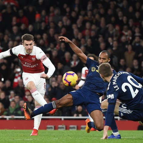 Aaron Ramsey skorar her fyri Arsenal í dysti móti Fulham 1. januar
(Mynd: EPA)