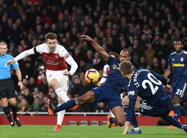 Aaron Ramsey skorar her fyri Arsenal í dysti móti Fulham 1. januar
(Mynd: EPA)