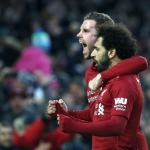 Salah fegnast saman við liðformanninum Jordan Henderson eftir brotssparksmálið í Brighton
(Mynd: EPA)