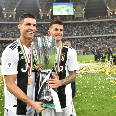 Cristiano Ronaldo og Pablo Dybala við stóra steypinum á stóra leikvøllinum
(Mynd: EPA)