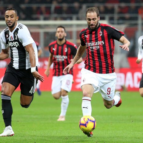 Gonzalo Higuain í dysti ímóti felagnum ið hann hevur sáttmála við, og sum nú leigar hann út á øðrum sinni
(Mynd: EPA)