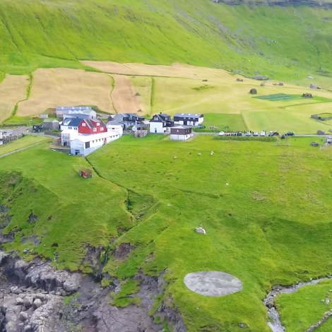 Flugu við dronu ov nær húsum