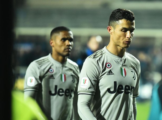 Ronaldo og Douglas Coasta á veg út av leikvøllinum í Bergamo, eftir at Juventus varð sligið út av Atalanta í fjórðingsfinaluni
(Mynd: EPA)