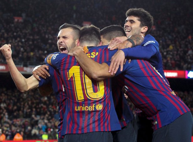 Leikarar hjá Barcelona fegnast eftir 6-1 málið hjá Lionel Messi
(Mynd: EPA)