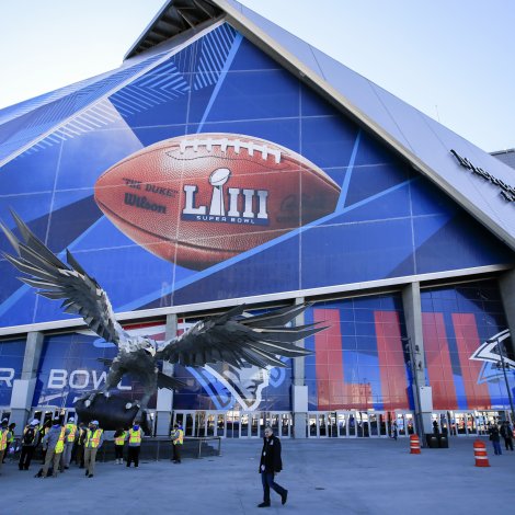 Tað er klárt til Super Bowl á stóra og leikvøllinum í Atlanta
(Mynd: EPA)