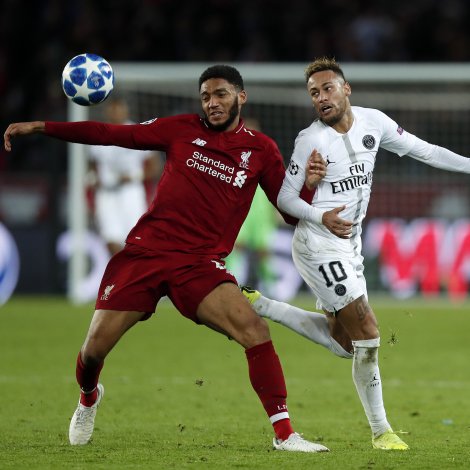 Joe Gomez, her í nærdysti við Neymar, skal undir knívin í næstum
(Mynd: EPA)