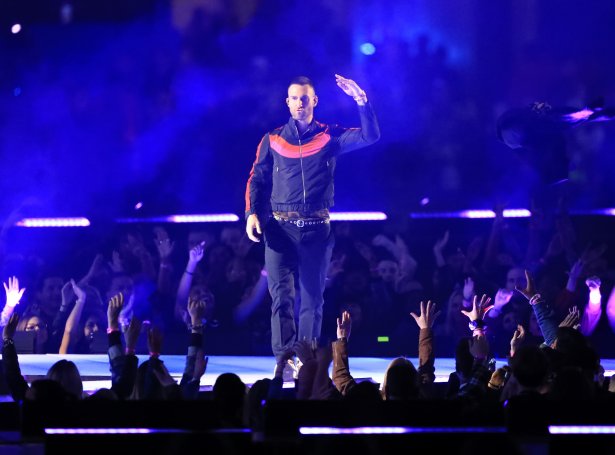 Adam Levine og Maroon 5 framførdu í hálvleikinum í Super Bowl í Atlanta
(Mynd: EPA)