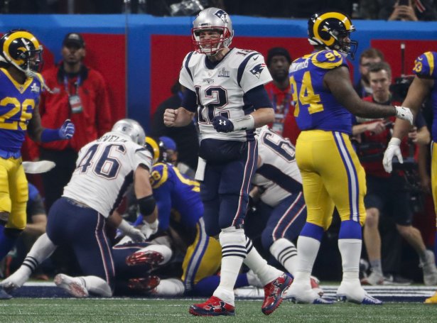 Tom Brady kastaði ikki nakað touchdown í kvøld, men hann og Patriots vunnu Super Bowl fyri sættu ferð
(Mynd: EPA)