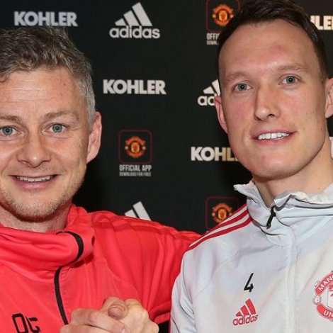 Phil Jones saman við Ole Gunnar Solskjær eftir at nýggi sáttmálin er undirskrivaður
(Mynd: manutd.com)