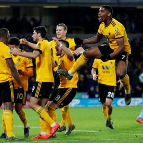 Newcastle misti sigurin í evstu løtu ímóti Wolves
(Mynd: The Guardian)