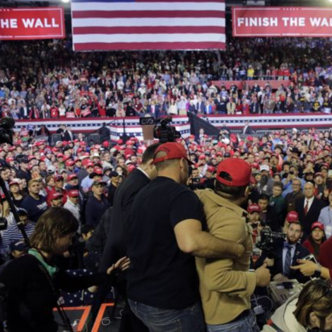 Fotografur álopin á veljarafundi hjá Trump