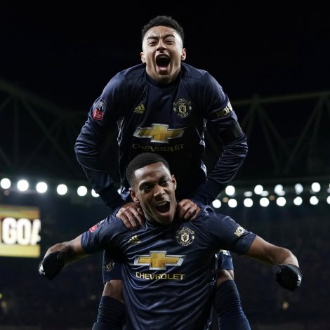 Her fegnast teir, eftir at Martial hevur skorað ímóti Arsenal. Nú skulu Lingard og Martial sita úti í eina tíð
(Mynd: EPA)