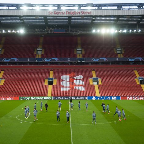 Bayern-leikararnir fyrireika seg á Anfield
(Mynd: EPA)