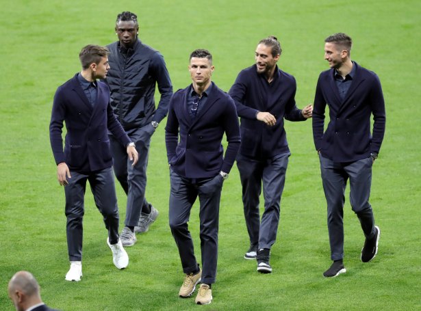 Ronaldo skal ganga á odda fyri Juventus í spanska høvuðsstaðnum í kvøld. Her kanna hann og liðfelagirnir leikvøllin á Wanda Metropolitano(Mynd: EPA