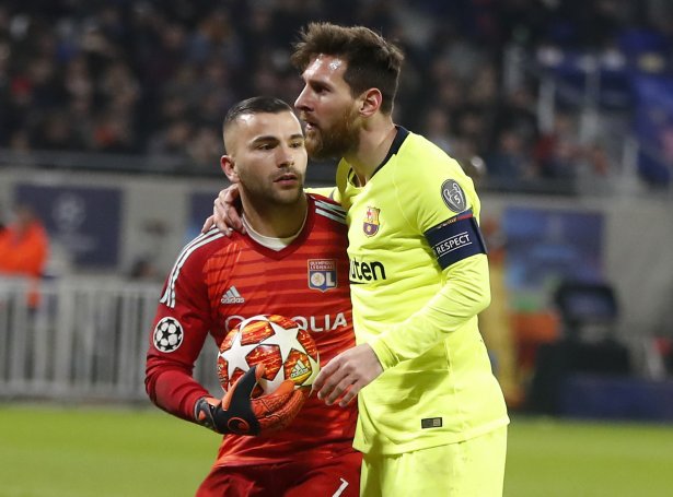 Lionel Messi og Barcelona megnaðu ikki at skora hjá Anthony Lopes í Lyon týskvøldið, men katalanska liðið er tó favorittur at koma víðari 
(Mynd: EPA)