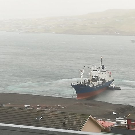 Skip borið við land í Runavík