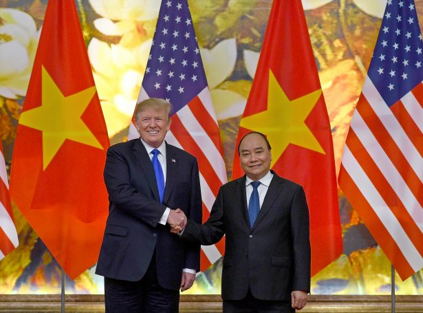 Trump og vjetnamesiski forsetin Nguyen Xuan Phuc hittust áðrenn toppfundin við Kim (Mynd: EPA)