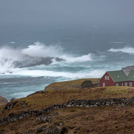 Myndir: Hoyvíkshólmur undir í brimi
